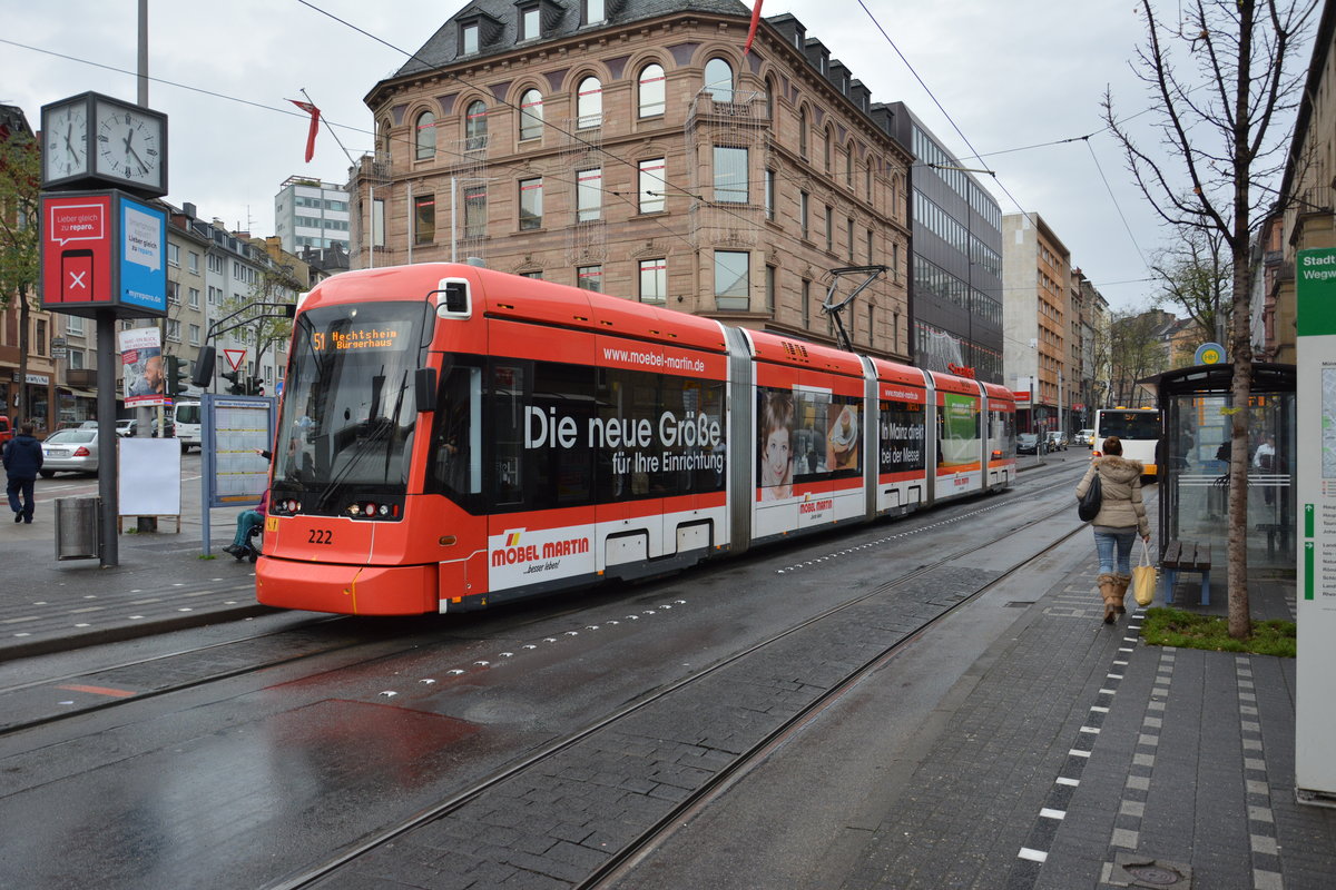 Diese Stadler Variobahn  222  fährt am 04.12.2015 auf der Linie 51 durch Mainz. Aufgenommen an der Haltestelle Mainz, Münsterplatz.
