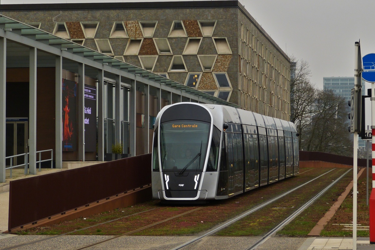 Diese Straßenbahn kommt aus Richtung Luxepo und fährt am Theater der Stadt Luxemburg vorbei. 03.2022