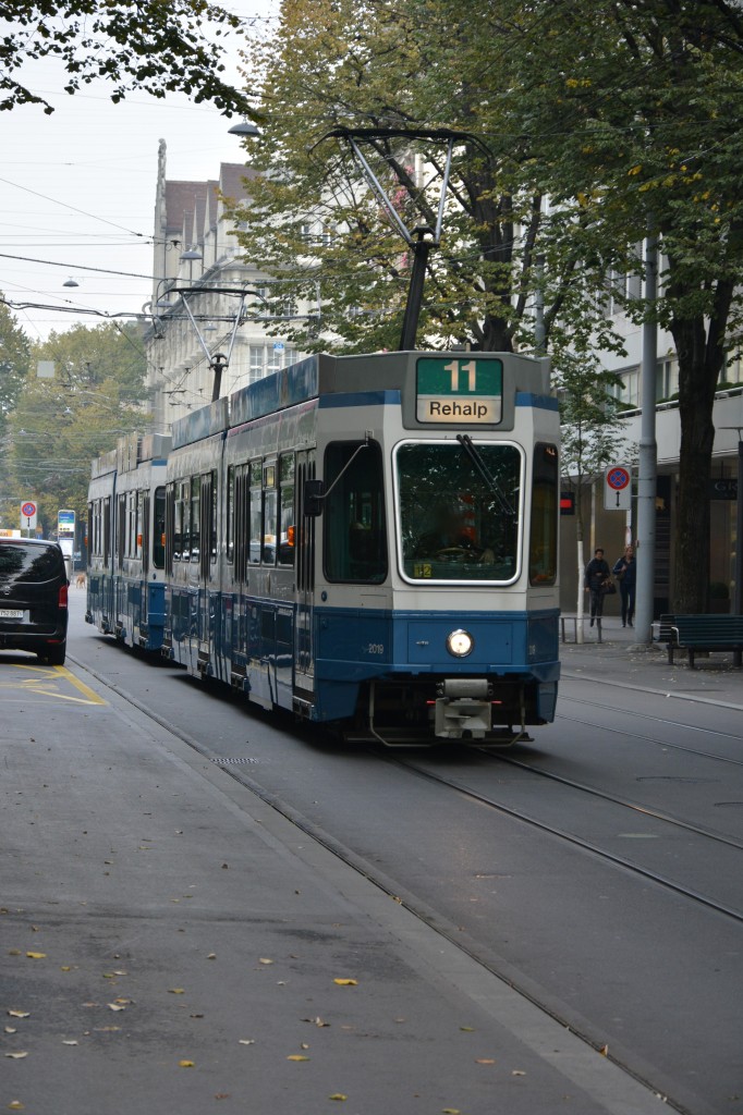 Diese Tram 2000  2019  fährt am 14.10.2015 auf der Linie 11 nach Rehalp. Aufgenommen in der Bahnhofstrasse in Zürich.
