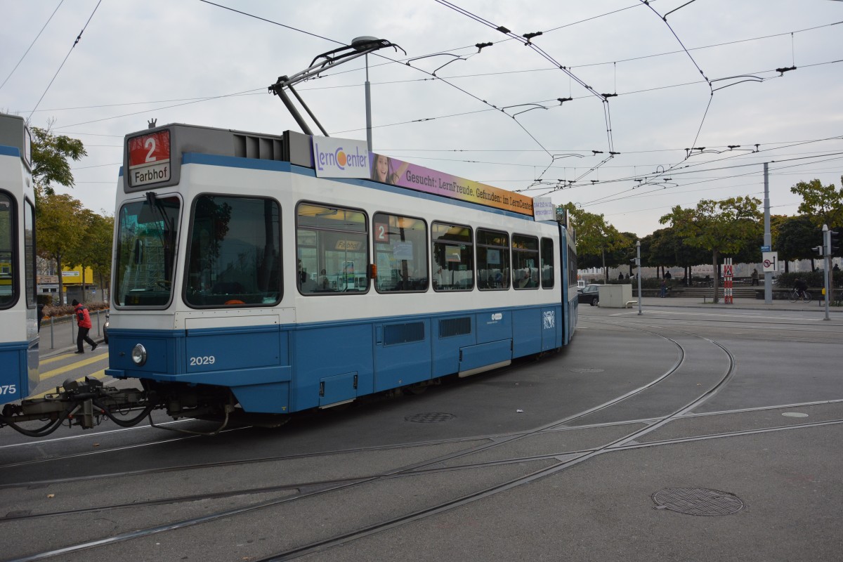 Diese Tram 2000  2029  fährt am 14.10.2015 auf der Linie 2 zum Farbhof. Aufgenommen in Zürich, Bürkliplatz. 