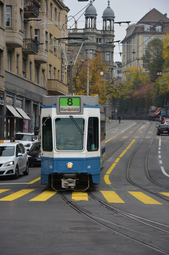 Diese Tram 2000  2062  fährt am 14.10.2015 auf der Linie 8 zum Hardplatz. Aufgenommen in Zürich, Bellevue. 