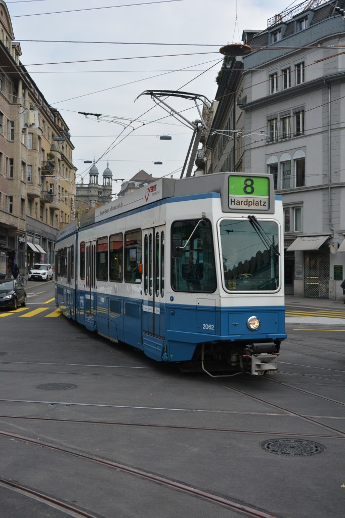 Diese Tram 2000  2062  fährt am 14.10.2015 auf der Linie 8 zum Hardplatz. Aufgenommen in Zürich, Bellevue.
