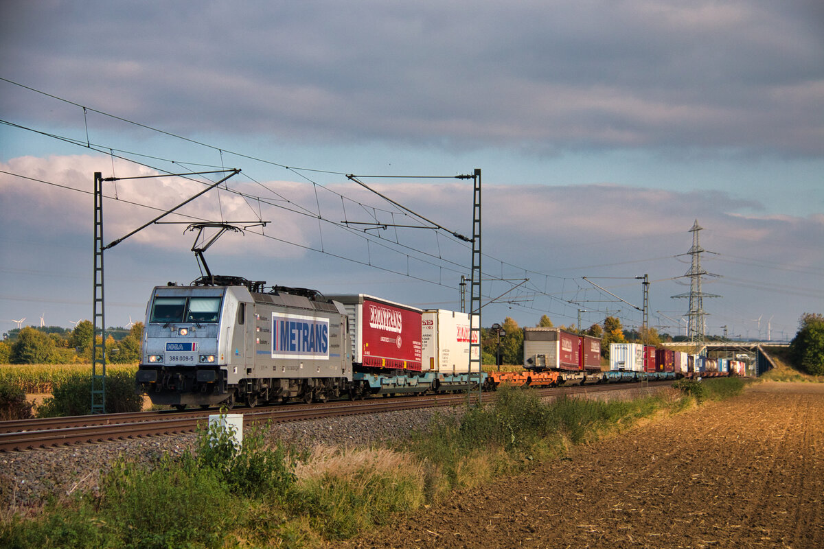 Diese Traxx 2 (368 009-5) fuhr am 08. Oktober 2021 gegen 16:05 mit einem unvollständigen KV-Zug durch Paderborn Elsen Richtung Lippstadt (KBS 430). Leider wurde die sonne um ein par Meter verpasst. 