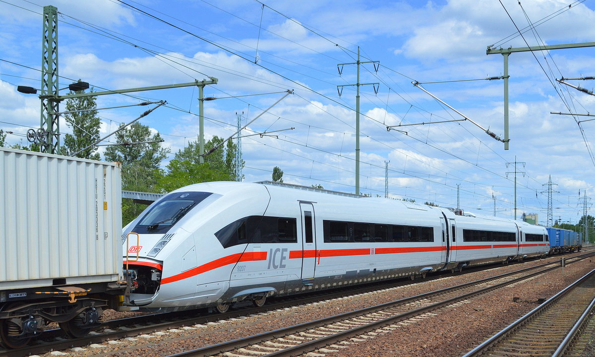 Diese Überführung mit Ankündigung, ein Teil des fabrikneuen ICE 4 Tz 9207 (7812 207-5) Triebkopf + Mittelwagen + Steuerkopf am Haken von CBB Centralbahn  110 278-8  (NVR:  91 80 6115 278-4 D-CBB ) mit einer Reihe von Schutzwagen mit Containern dazwischen 29.05.20 Durchfahrt Bf. Flughafen Berlin Schönefeld.