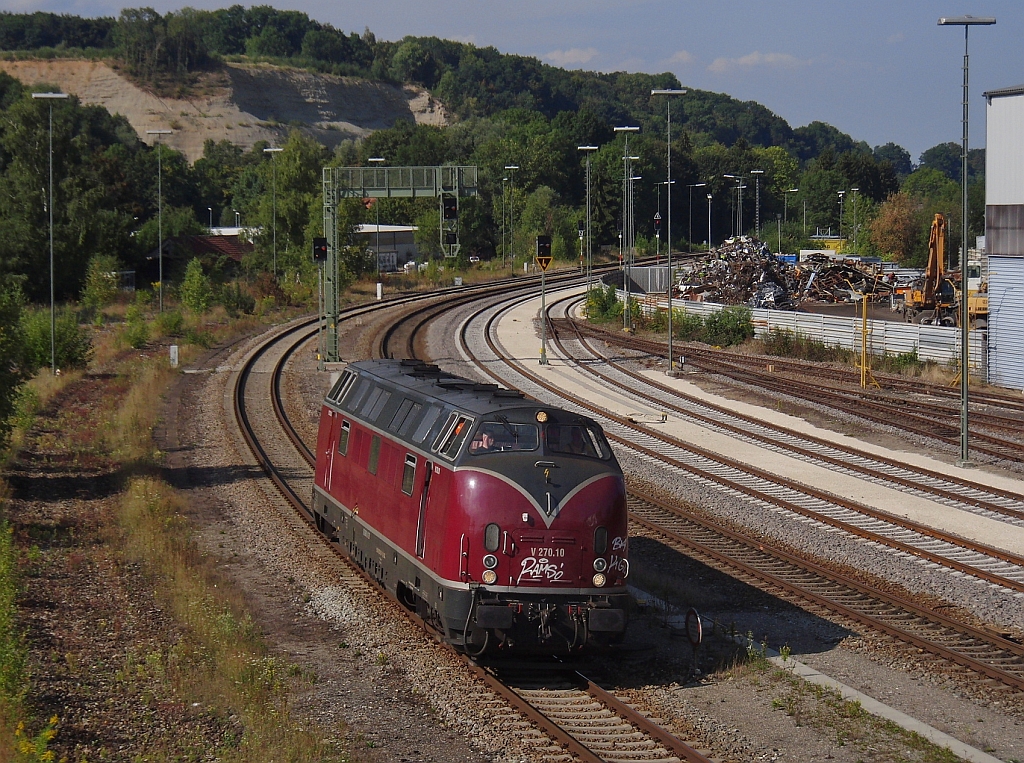 Diese V 200 wird hoffentlich noch lange am Schrottplatz vorbeifahren - V 270.10 der SGL (ex DB 221 124) aus Richtung Ulm kommend durchfhrt am 06.09.2013 den Bahnhof Biberach (Ri) gen Sden.
