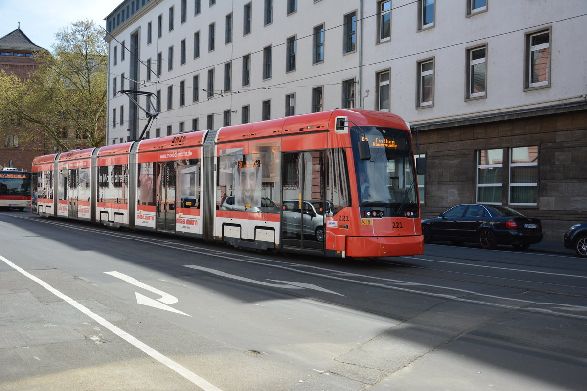 Diese Vario Bahn fährt am 21.04.2016 auf der Linie 50 durch Mainz. Aufgenommen in der Innenstadt von Mainz.
