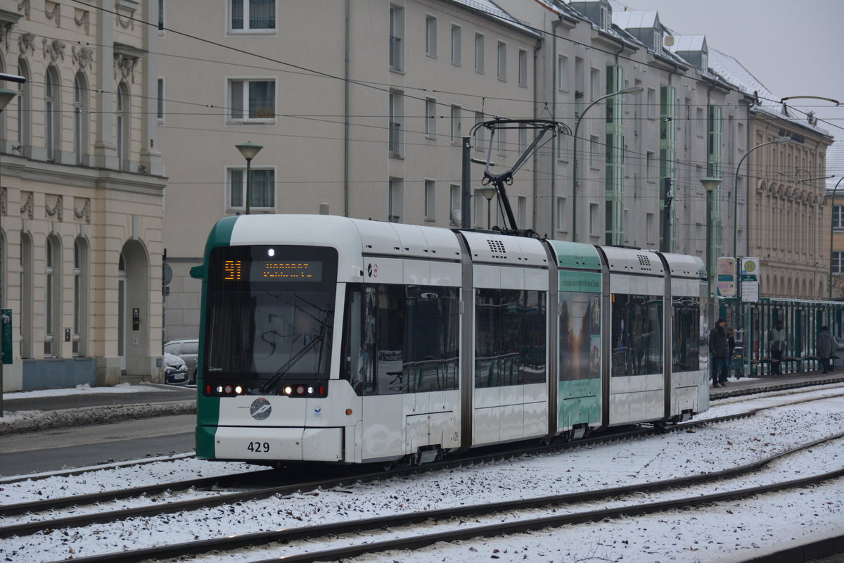 Diese Variobahn  429  fährt am 08.01.2017 auf der Linie 91 zum Bahnhof Rehbrücke. Aufgenommen am Platz der Einheit in Potsdam.