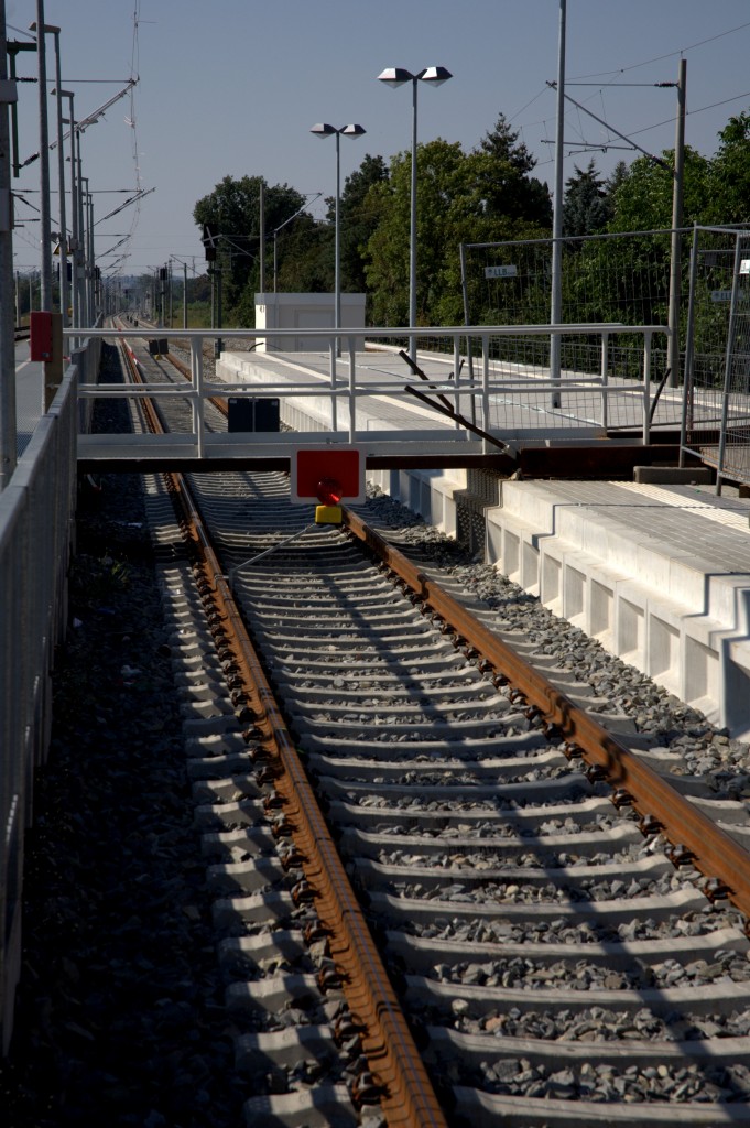 Diese  verschiebbare Brcke ermglicht den Zugang vom  neuen S-Bahnsteig zum  aktuell noch genutzten Interimsbahnsteig in Radebeul West. Gesichert durch Sh 1.
06.09.2013  14:59 Uhr.