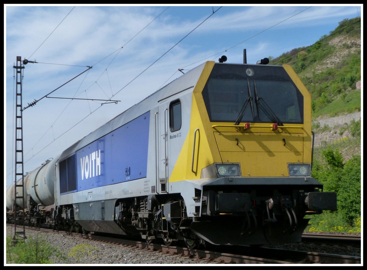 Diese Voith Maxima 40CC von Stock fährt am 14.5.15 mit ihrem Kesselzug durch das Maintal.
Fotografiert bei Erlabrunn.