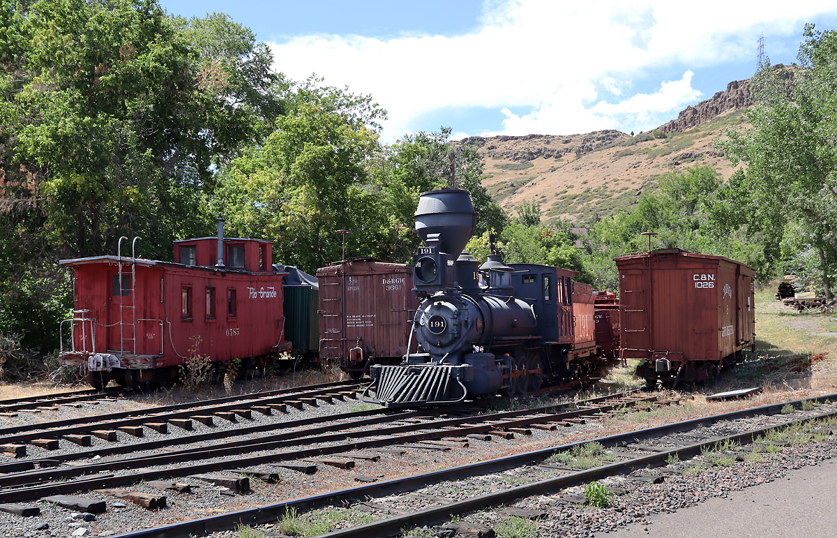 Diese wunderschöne Dampflok präsentiert sich mit einigen Güterwagen und einem Caboose im Colorado Railroad Museum. Golden, 28.8.2022