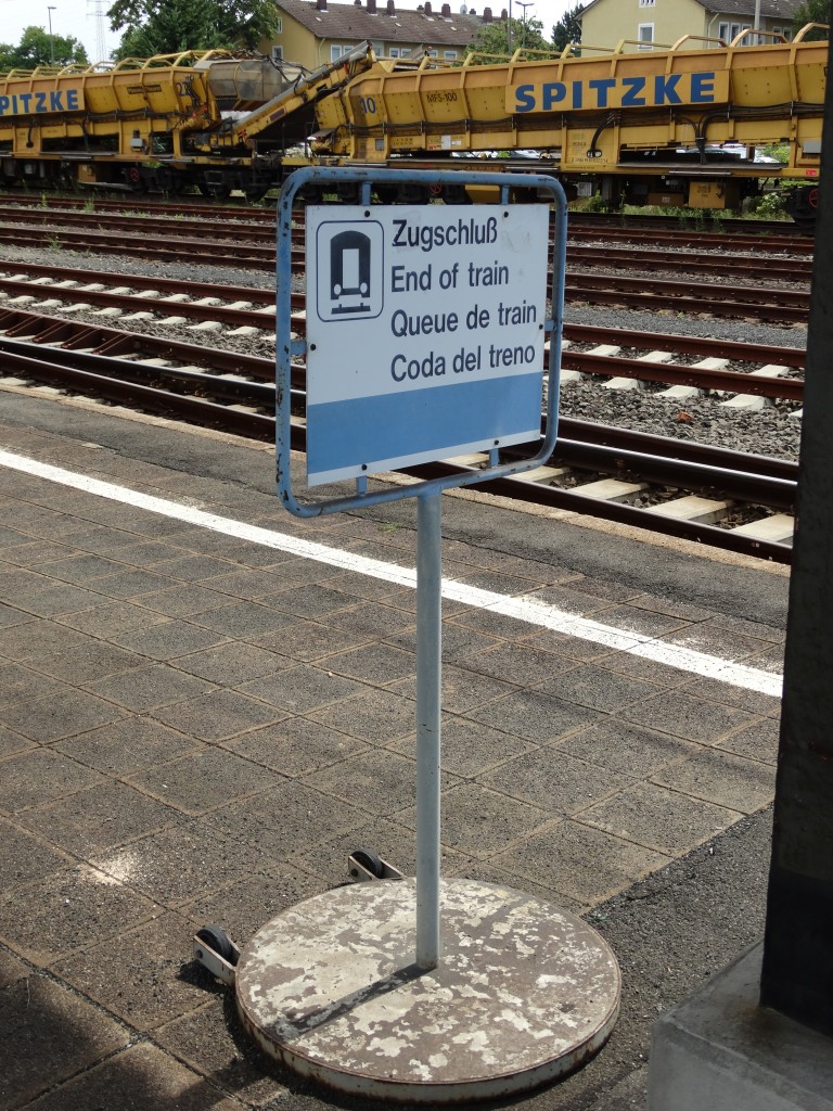 Diese Zugschluss Schilder sind sehr selten an Deutschen Bahnhöfen geworden aber am 17.07.14 stand noch eins in Hanau 
