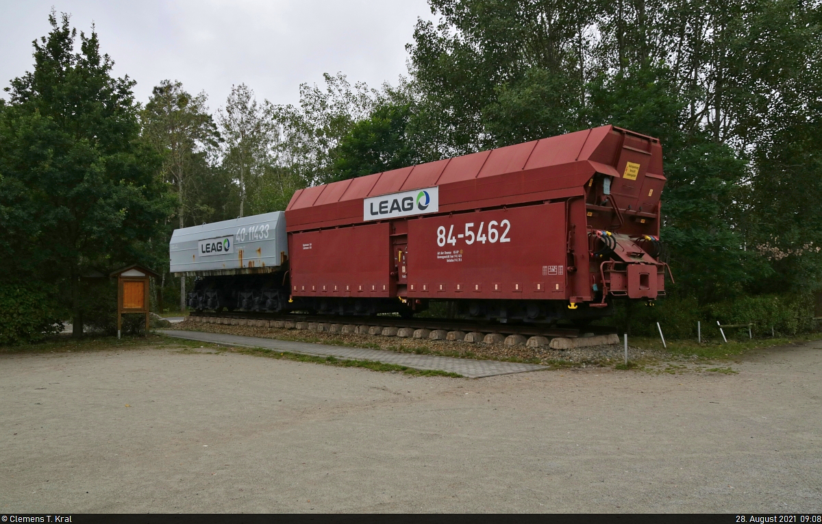 Diese zwei Wagentypen sind bei der LEAG für den Braunkohletransport im Einsatz. Stellvertretend sind diese beiden Exemplare auf dem Parkplatz des Erlebnisparks Teichland (Amt Peitz) ausgestellt. Wagen 40-11433 fasst maximal 80 Tonnen Kohle, Wagen 84-5462 hingegen 60 Tonnen.

🧰 Lausitz Energie Bergbau AG (LEAG)
🚩 Kohleverbindungsbahn Lausitz
🕓 28.8.2021 | 9:08 Uhr