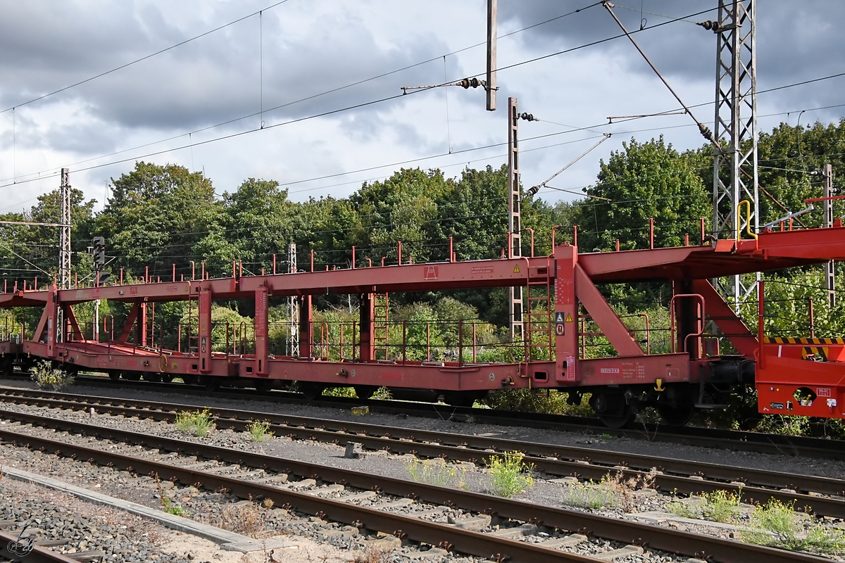 Diese zweigliedrige Kraftfahrzeugtransporteinheit mit vier Radsätzen war in der Nähe des ehemaligen Bahnbetriebswerkes in Gelsenkirchen-Bismarck abgestellt. (September 2019)