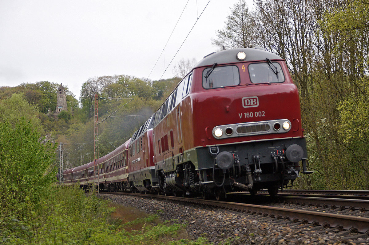 Diesel-Brummen am Bergerdenkmal im Ruhrtal.

V 160 002 (Lollo) und V 200 033 legen sich am 23.04.2016 auf der Fahrt über Hagen nach Lüneburg in die Kurve.