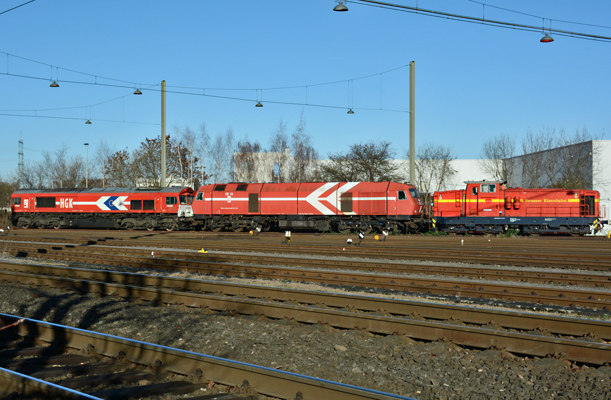 Diesel-Dreigestirn auf dem HGK-Gelände in Brühl-Vochem: 1266 069-4, 1240 003-4 und 3422 013-3 - 08.01.2016