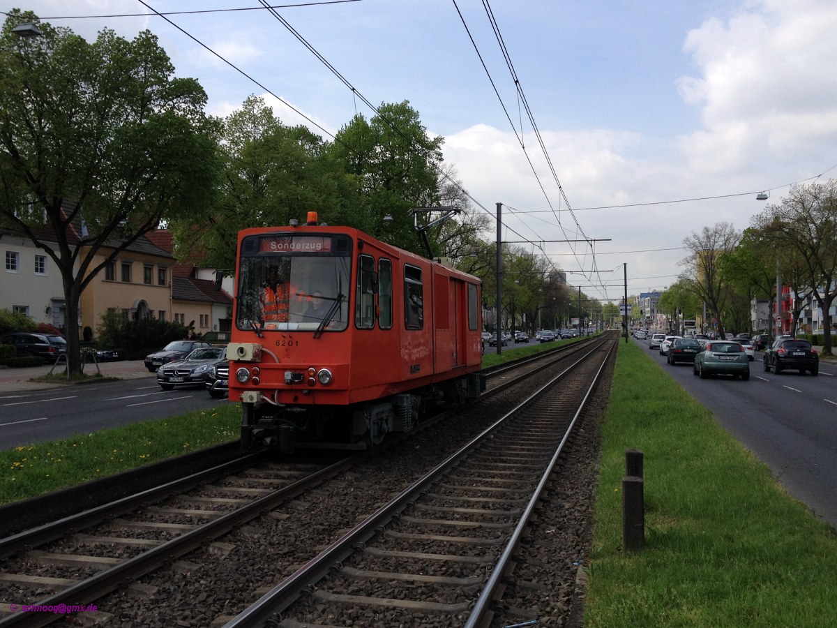 Diesel-/Elektrische Zweikraftlok 6201 der KVB (Hersteller: Gmeinder, 1984 Fabrik-Nr.5646)


2014-04-10  Köln Aachener Str.