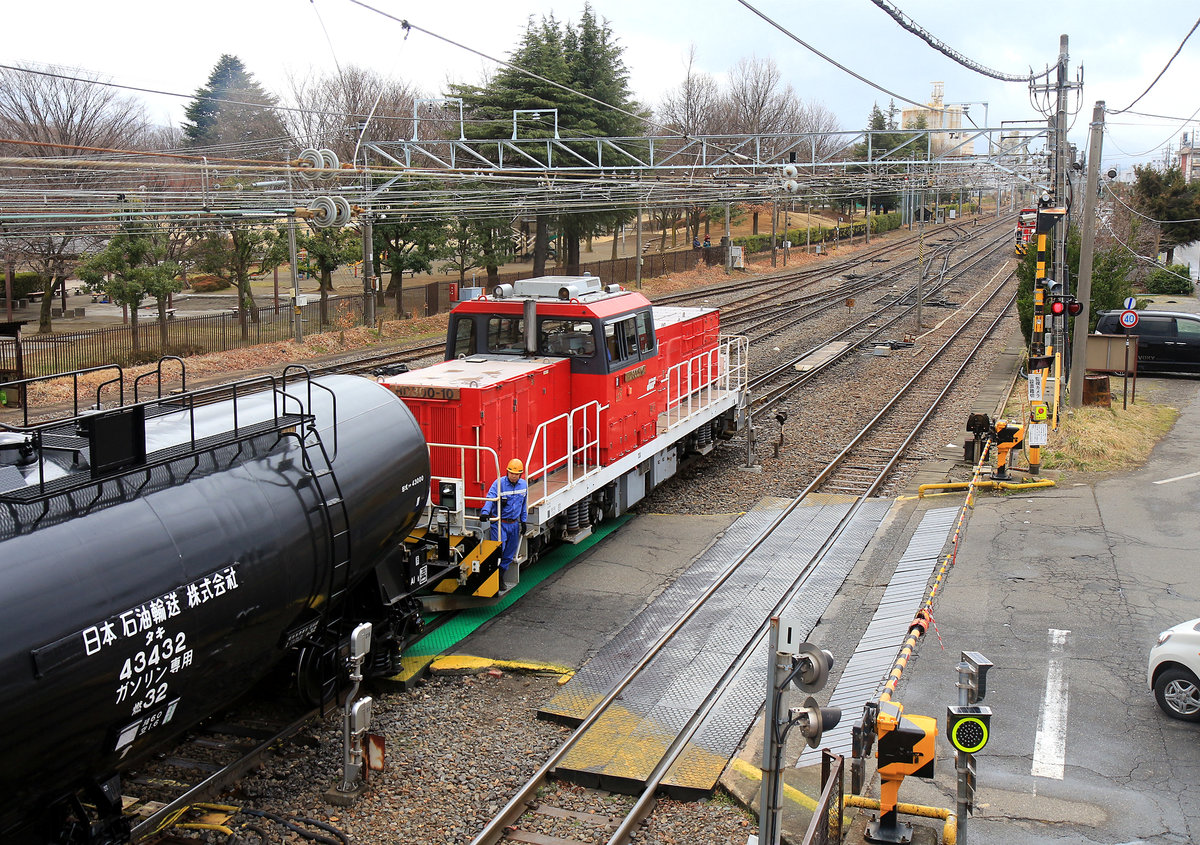 Diesel-Hybridlokomotive HD-300 der japanischen Güterverkehrsgesellschaft JR Freight: Lok HD 300-10 beim Rangieren eines Tankwagenzugs in Minami Matsumoto, 21.März 2019 