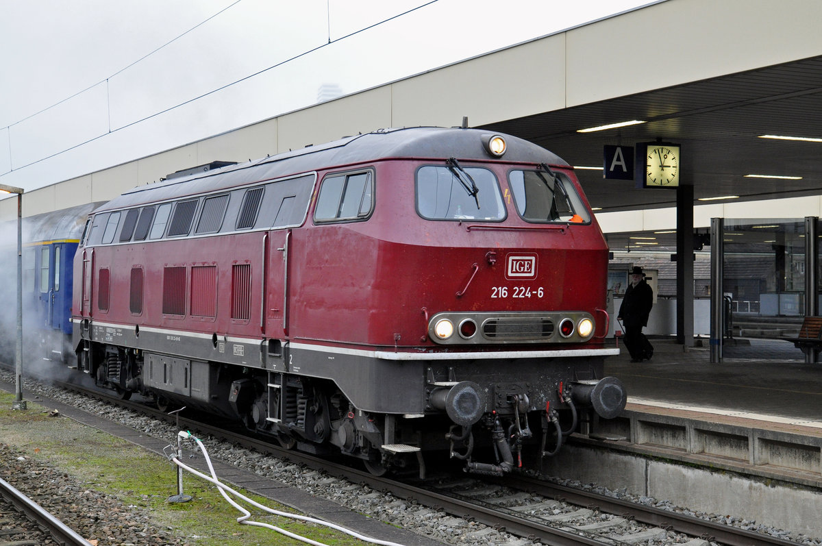 Diesel Lok 216 224-6 verlässt den Badischen Bahnhof. Die Aufnahme stammt vom 24.11.2016.