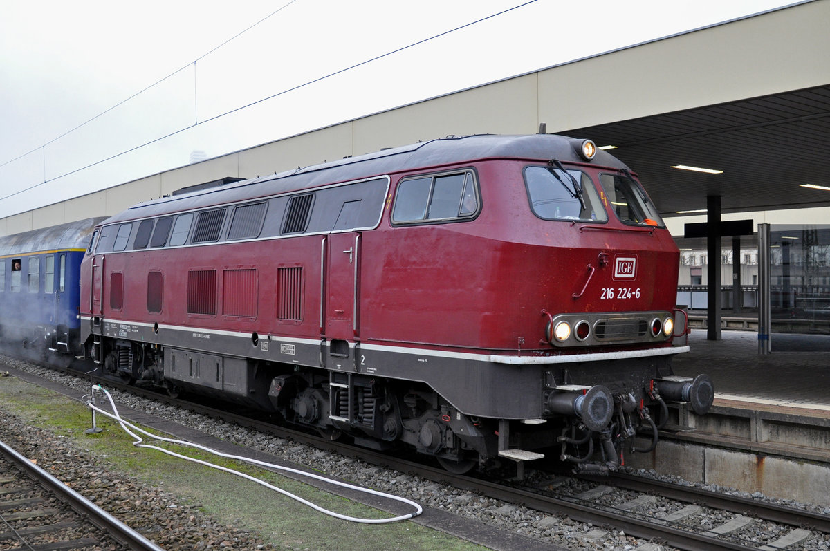 Diesel Lok 216 224-6 verlässt den Badischen Bahnhof. Die Aufnahme stammt vom 24.11.2016.