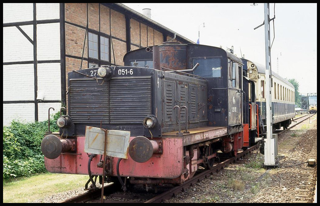 Diesel Lok 270051 der Eisenbahnfreunde Kraichgau am 26.6.1993 im Bahnhof Sinsheim.