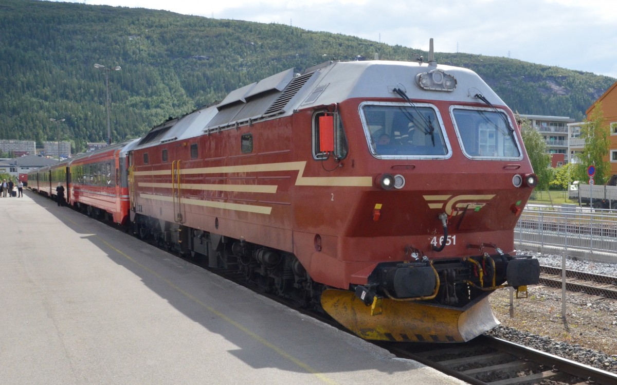 Diesel-Lok  4651 im Bahnhof Mo i Rana. Beobachtet am 27.06.2014.
