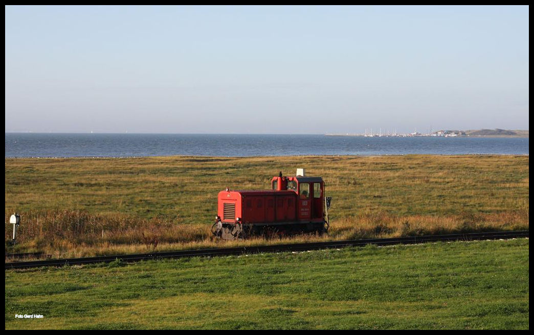 Diesel Lok DB 399105 kommt hier solo vom Hafen Wangerooge und befindet sich kurz vor dem Deich Tor.