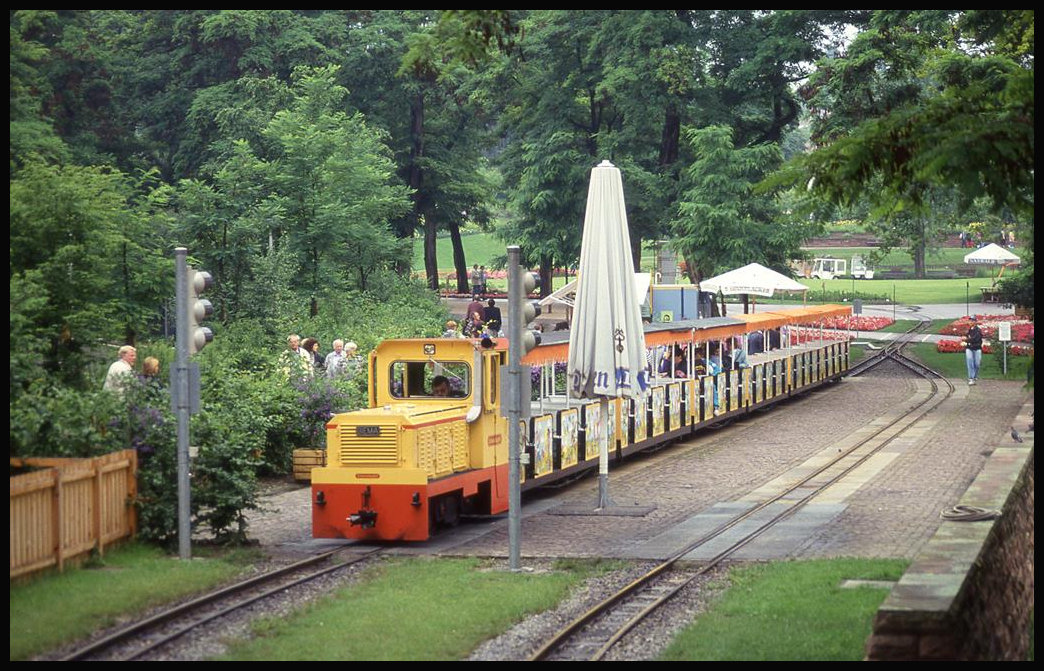 Diesel Lok Schwoabapfel, Typ Diema, mit Personenzug im Stuttgarter Killesberg am 23.6.1993.
