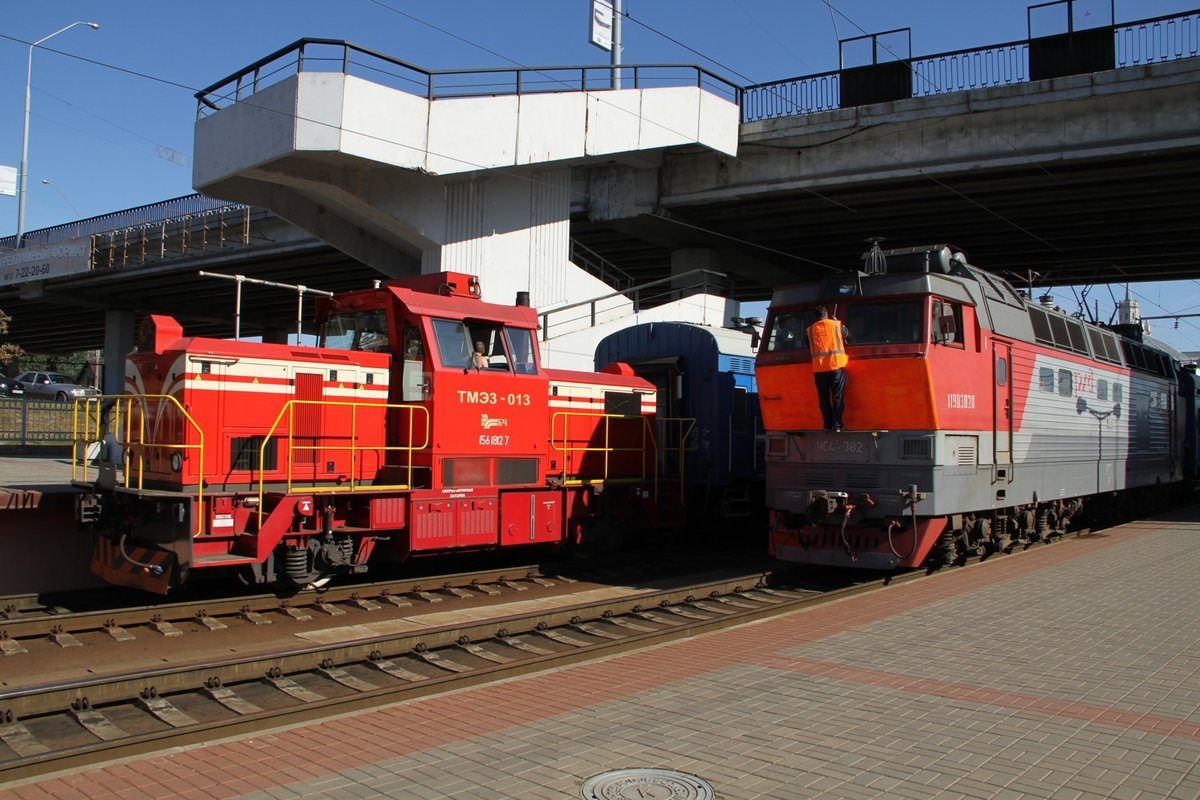 Diesel TM 33 und E Lok TSCHS4 - 382 am 7.9.16 im Bahnhof von Brest.