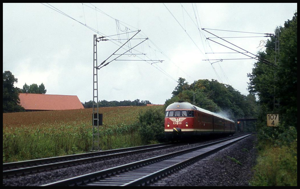 Diesel Triebzug 613608 ist hier am Ortsrand von Hasbergen am 3.9.1993 um 10.33 Uhr auf der Rollbahn als Zug 22368 nach Münster unterwegs.