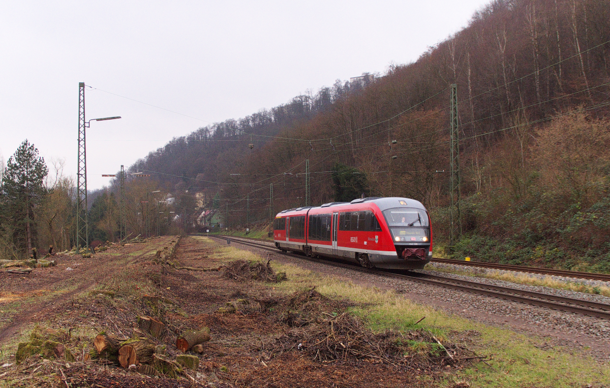 Diesel unter Fahrdraht gibt es meist wenn die Zulaufstrecken nicht elektrifiziert sind. 642 109 ist auf der Relation Saarbrücken Hbf. - Pirmasens Hbf. unterwegs. In Rohrbach Saar wird er die Strecke 3250 nach 16 Km unter Fahrdraht verlassen und auf die Strecke 3450 in Richtung Zweibrücken abbiegen. 11.12.2015 bei Scheidt Saar.
