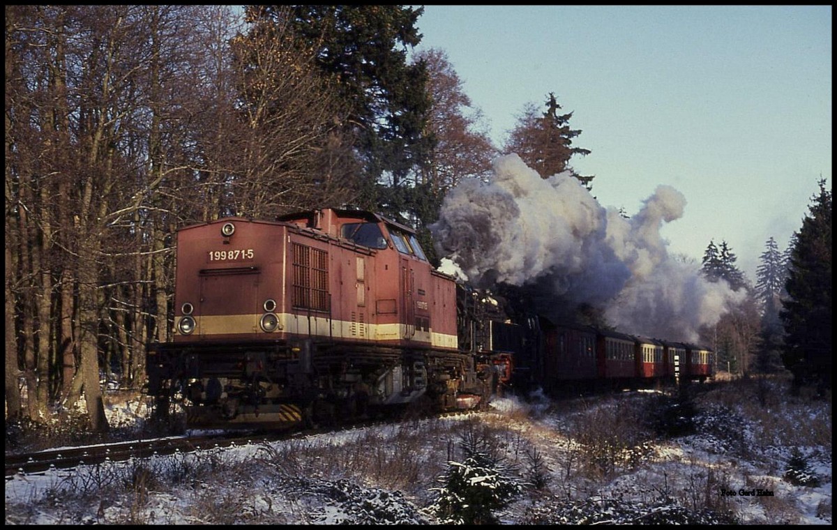 Diesel Vorspann und mächtig Dampf hatte der Personenzug 14441 aus Wernigerode auf der Fahrt in den Harz zu bieten. 199871 und 997245 hatten am 10.12.1991 um 11.37 Uhr damit kurz vor Drei Annen Hohne wenig Mühe. 