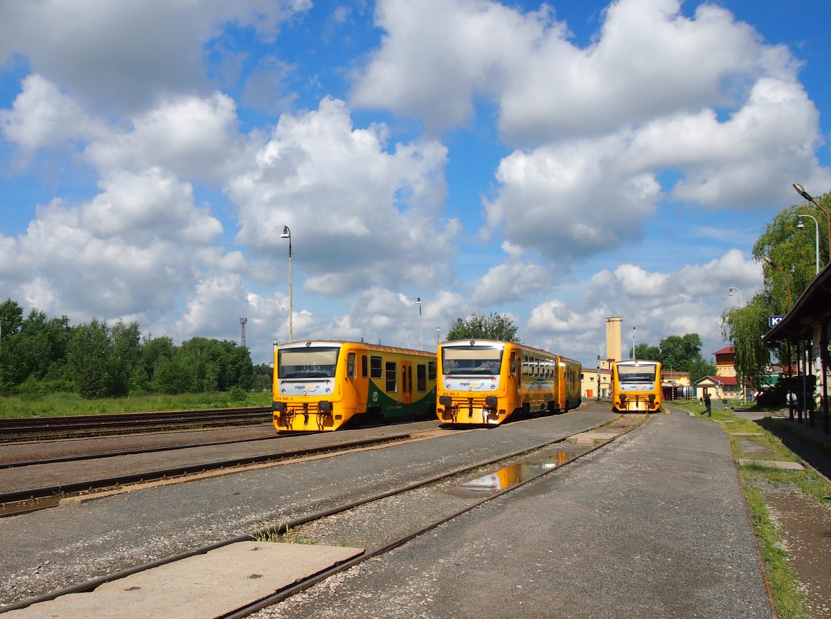 Diesel-Züge BR814 zur Abfahrt bereit. Kladno 25.5.2014.