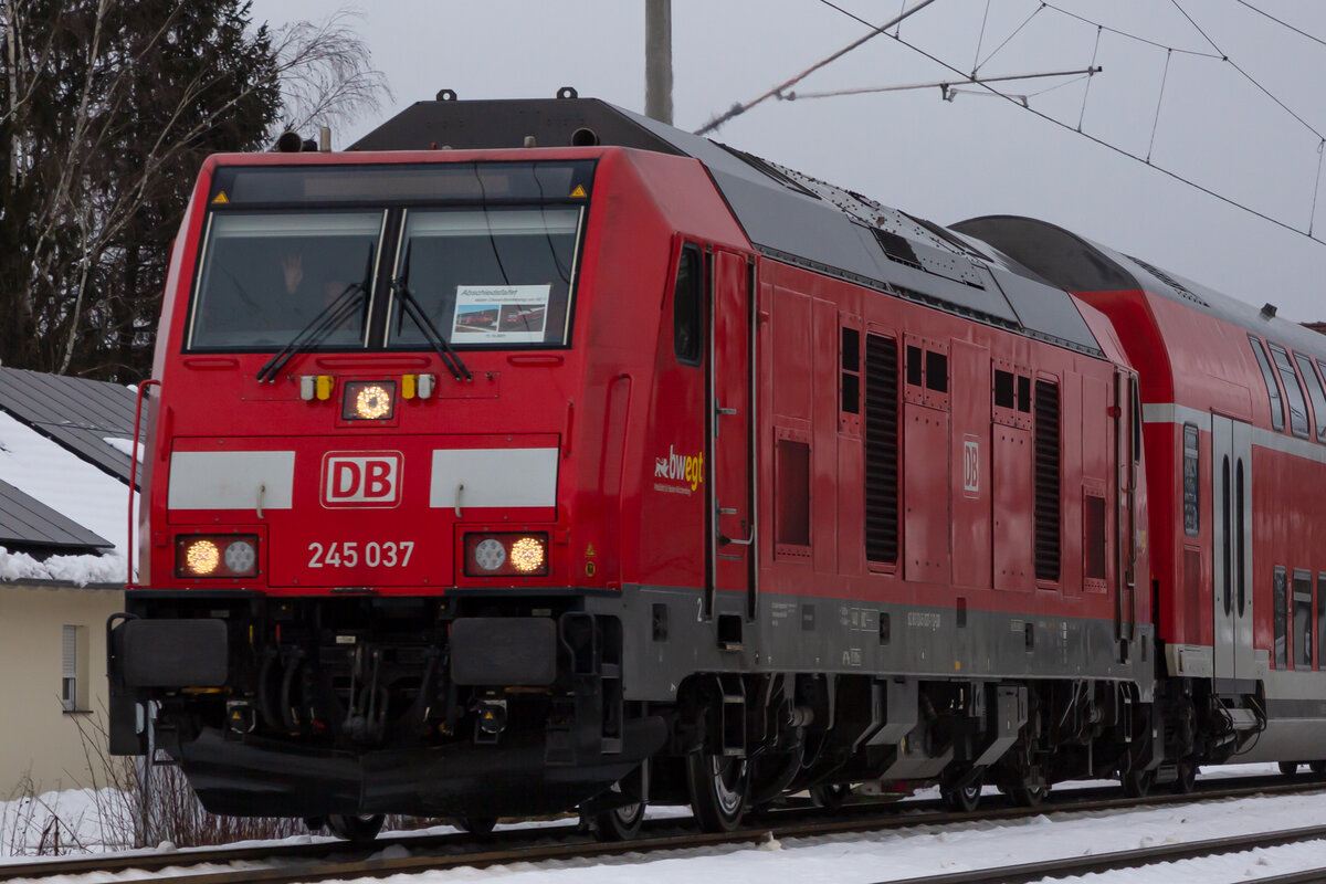 Dieselabschied auf der Südbahn: Da haben sich die Tf der 245 037 auch ein kleines Abschiedsschild ins Fenster gehangen. Oberzell. 11.12.21