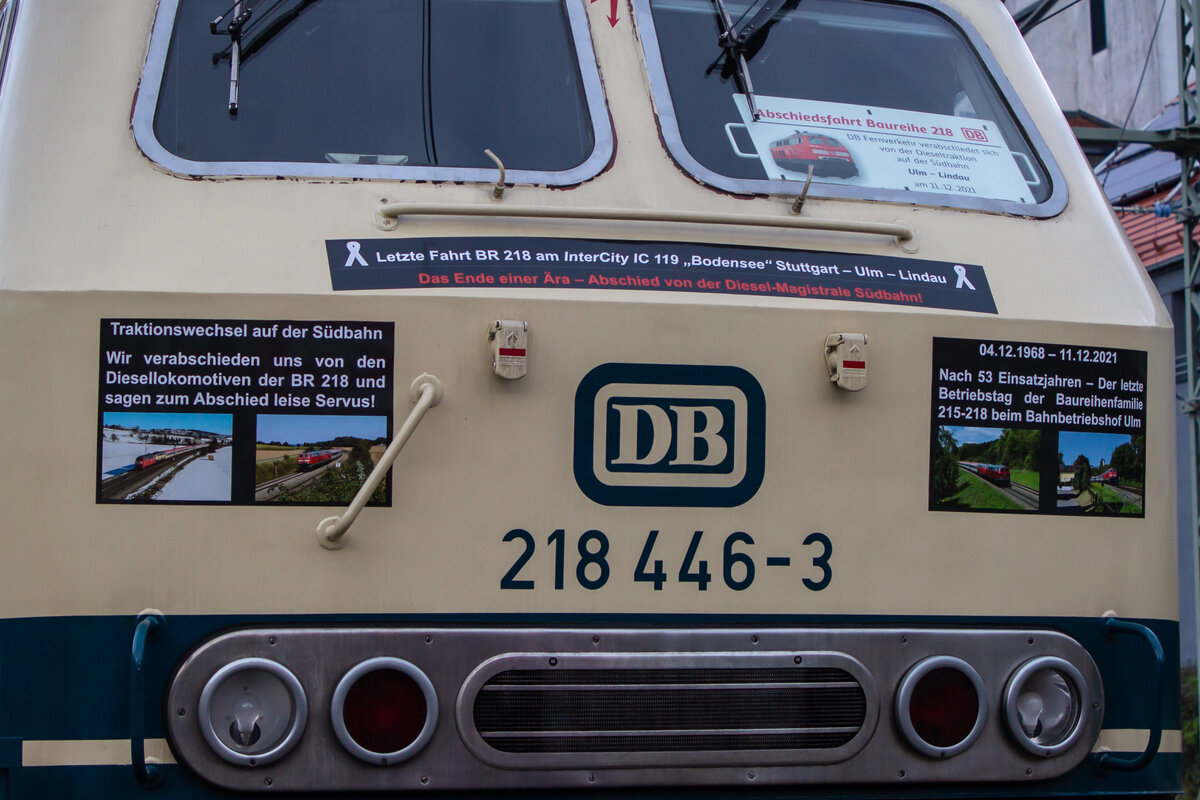 Dieselabschied auf der Südbahn: Detailaufnahme der Beklebung von 218 446-3 in Lindau Insel. Im Beisein und mit Erlaubnis des örtlichen Bahnpersonals. 11.12.21