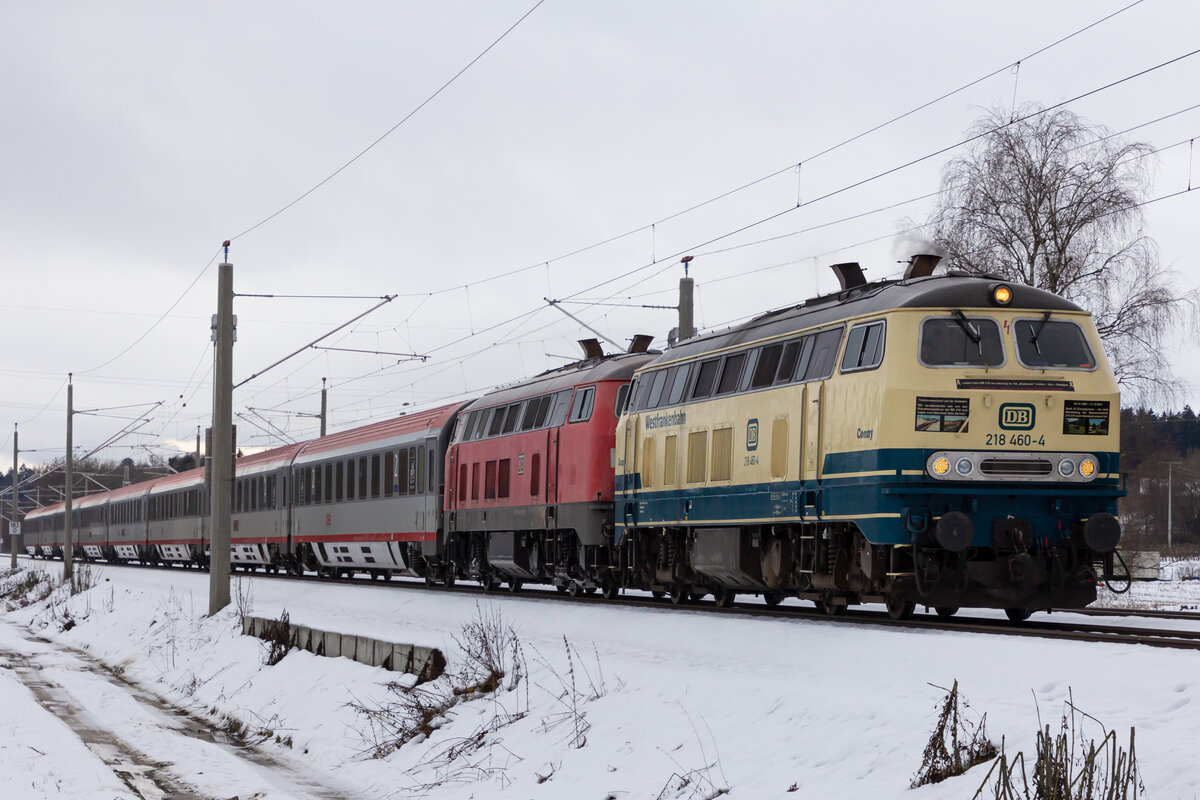 Dieselabschied auf der Südbahn:Das letzte Mal ist der IC 118 mit zwei Loks der Baureihe Br 218 nach Stuttgart unterwegs. Bei Oberzell, 11.12.21