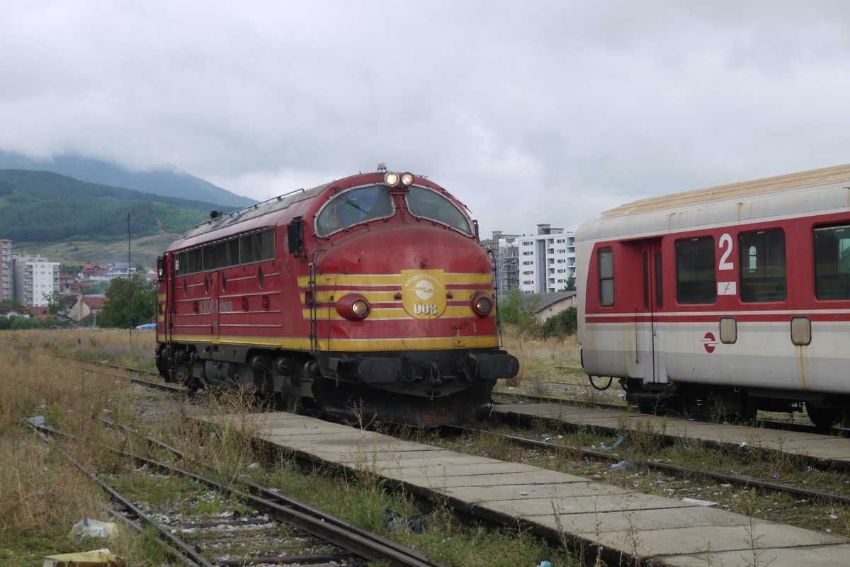 Dieselbe Zugkomposition ist als Regionalzug TL 4201 aus Prishtina in Pec eingetroffen. Lok 008 setzt um und fährt nach zweistündigem Aufenthalt zurück in die Hauptstadt (5.9.14).