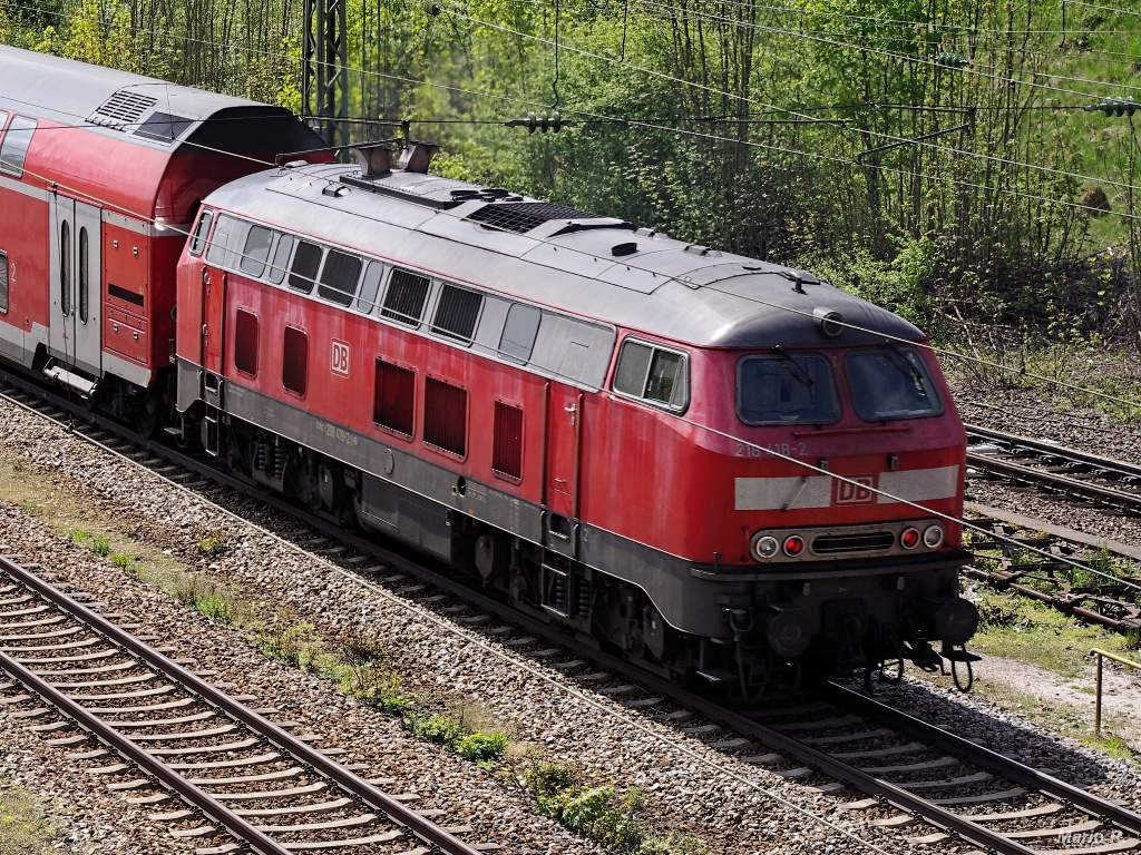 Dieselklassiker trifft moderne: 218 418 schiebt fünf Doppelstockwagen der Südostbayernbahn aus dem Bahnhof Markt Schwaben nach München. Aufgenommen am Nachmittag des 4.5.2013