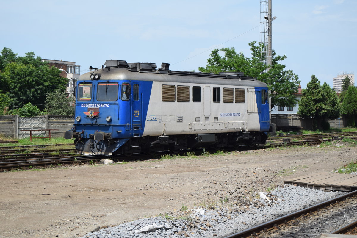 Diesellok 0 60 0718-6 manövriert am 19.06.2016 im Bahnhof Targu Mures