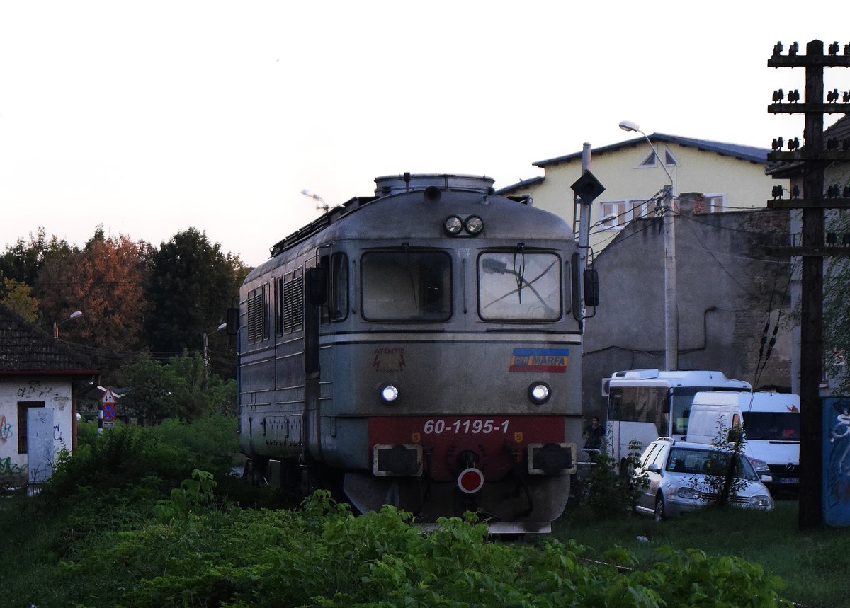 Diesellok 0 60-1195-1 fährt am Abend des 27.08.2016 im Bahnhof Targu Mures hinein.