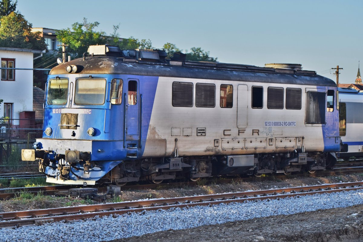 Diesellok 0 600838-2 manövriert am Abend des 27.08.2016 im Bahnhof Targu Mures.