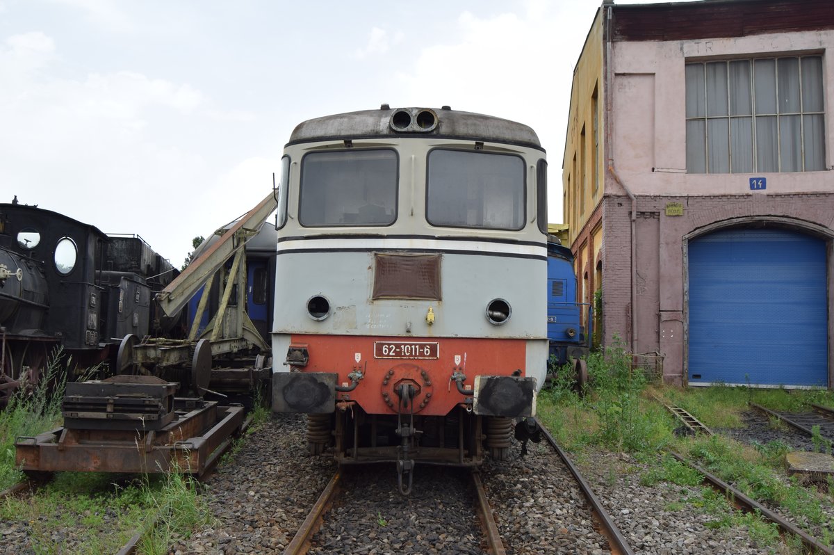 Diesellok 0 62 1101-6 steht seit längerer Zeit im Bahnbetriebswerk Sibiu abgestellt.