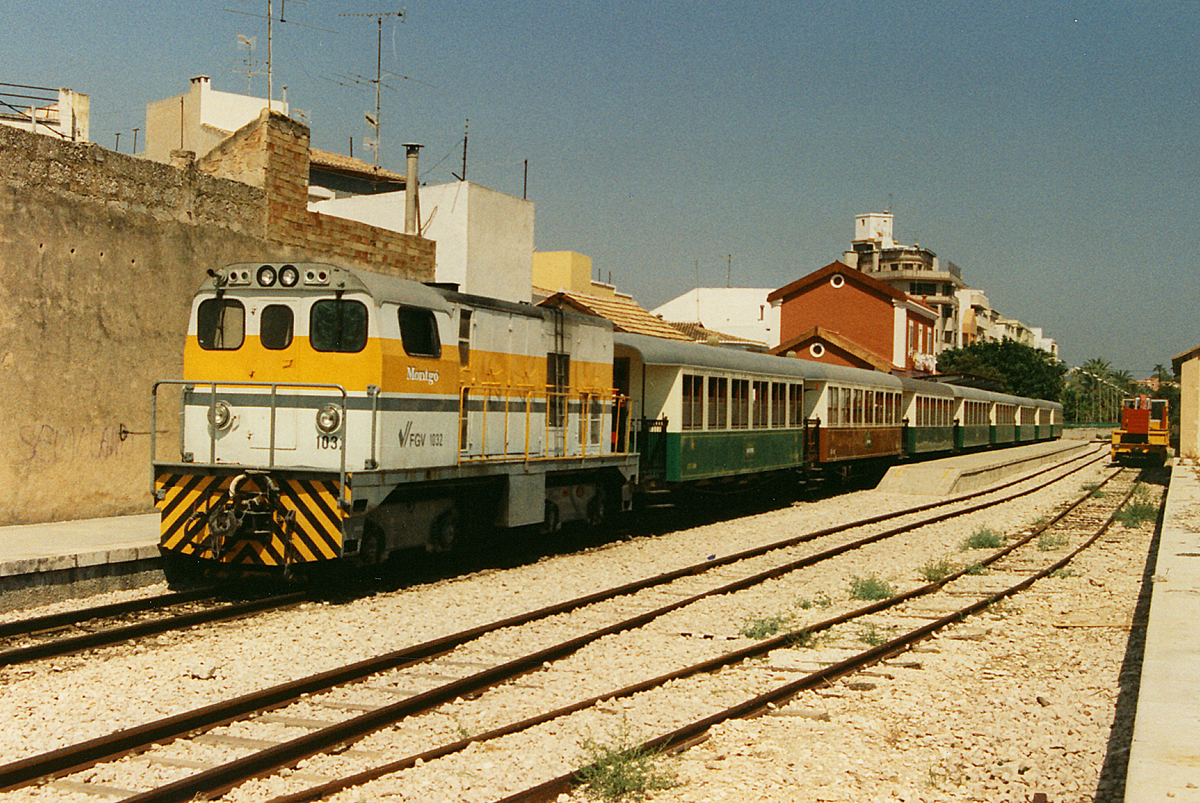 Diesellok 1032 mit Limon-Expres / FGV ( Ferrocarrils de la Generalitat Valenciana, heutige FEVE) / Bahnhof Gata / Eingescanntes Dia / 11.08.1998