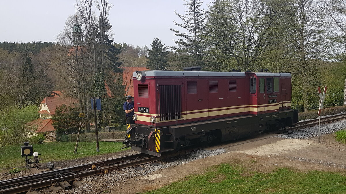 Diesellok 199 018 der Zittauer Schmalspurbahn SOEG beim Umsetzen in Jonsdorf; 07.04.2024