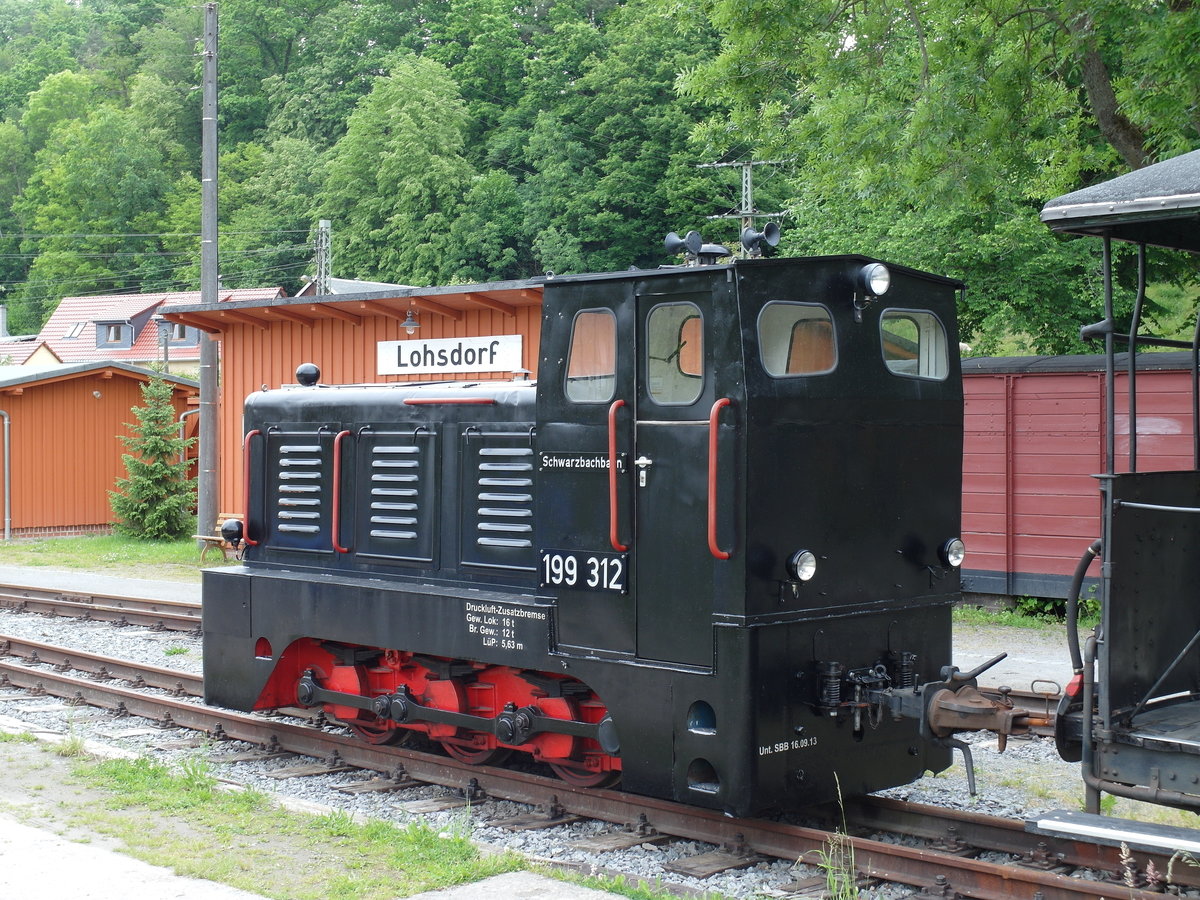 Diesellok 199 312 (LKM Babelsberg Typ V10C) der Schwarzbachbahn in Lohsdorf; 04.06.2020
