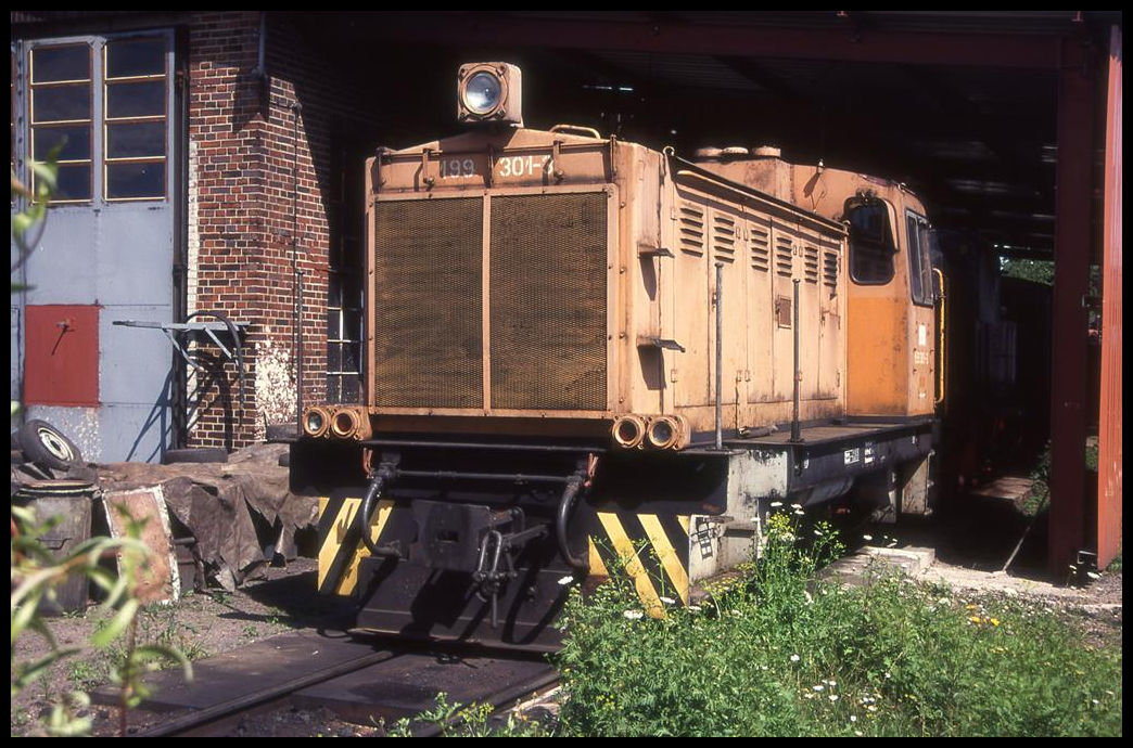 Diesellok 199301 schaut hier am 20.7.1996 aus dem Lokschuppen im BW Nordhausen der HSB.