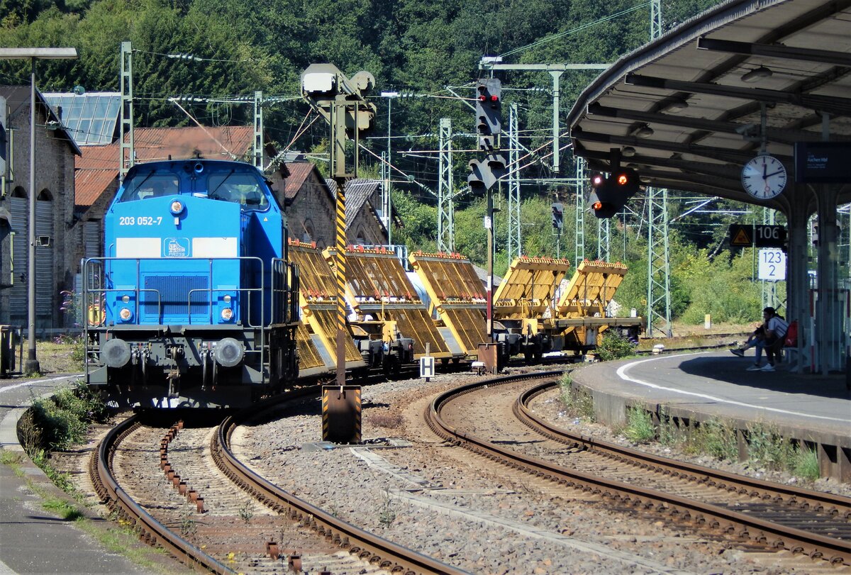 DIESELLOK 203 052-7 DER PRESS IN BETZDORF/SIEG

Mit Spezialtransportwagen im Bahnhof BETZDORF...9.8.23
