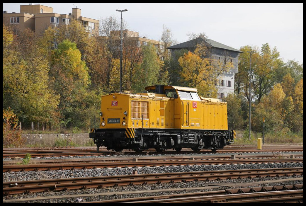 Diesellok 203314-0 wartet hier am 21.10.2019 im Bahnhof Bayreuth auf die Weiterfahrt.