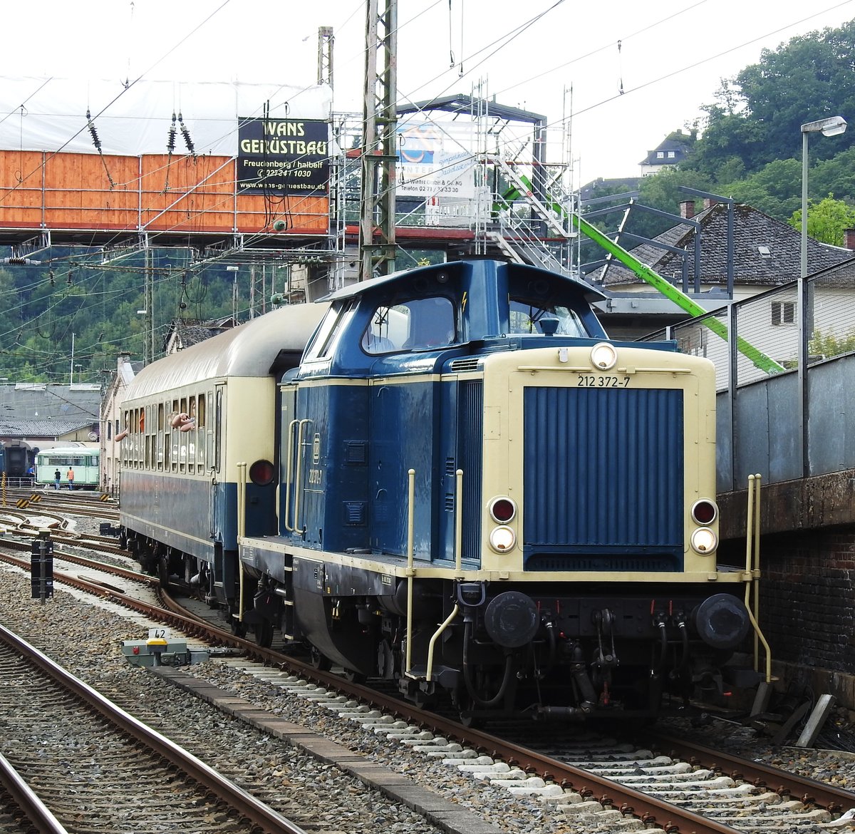 DIESELLOK 212 372-7 VOR PENDELZUG SIEGEN-KREUZTAL BEIM LOKSCHUPPENFEST 2017
Passend zur Farbe der Abteilwagen zieht 212 372-7 vom Gelände des Museums zur
2. Pendelfahrt nach KREUZTAL/SIEGERLAND am 26.8.2017...