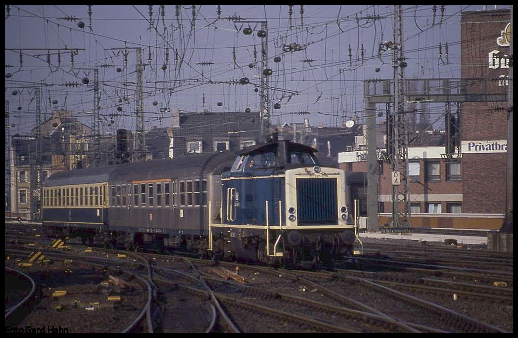 Diesellok 212097 erreicht hier am 27.2.1991 um 13.58 Uhr mit dem N aus Bedburg den HBF Köln.