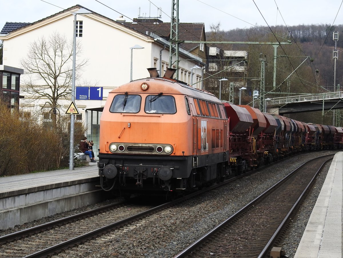 DIESELLOK 225 DER BBL-LOGISTIK IN KIRCHEN/SIEG
Mit Schüttgutzug durchquert Diesellok 225 hier am 7.3.2020 den Bahnhof
KIRCHEN/SIEG....